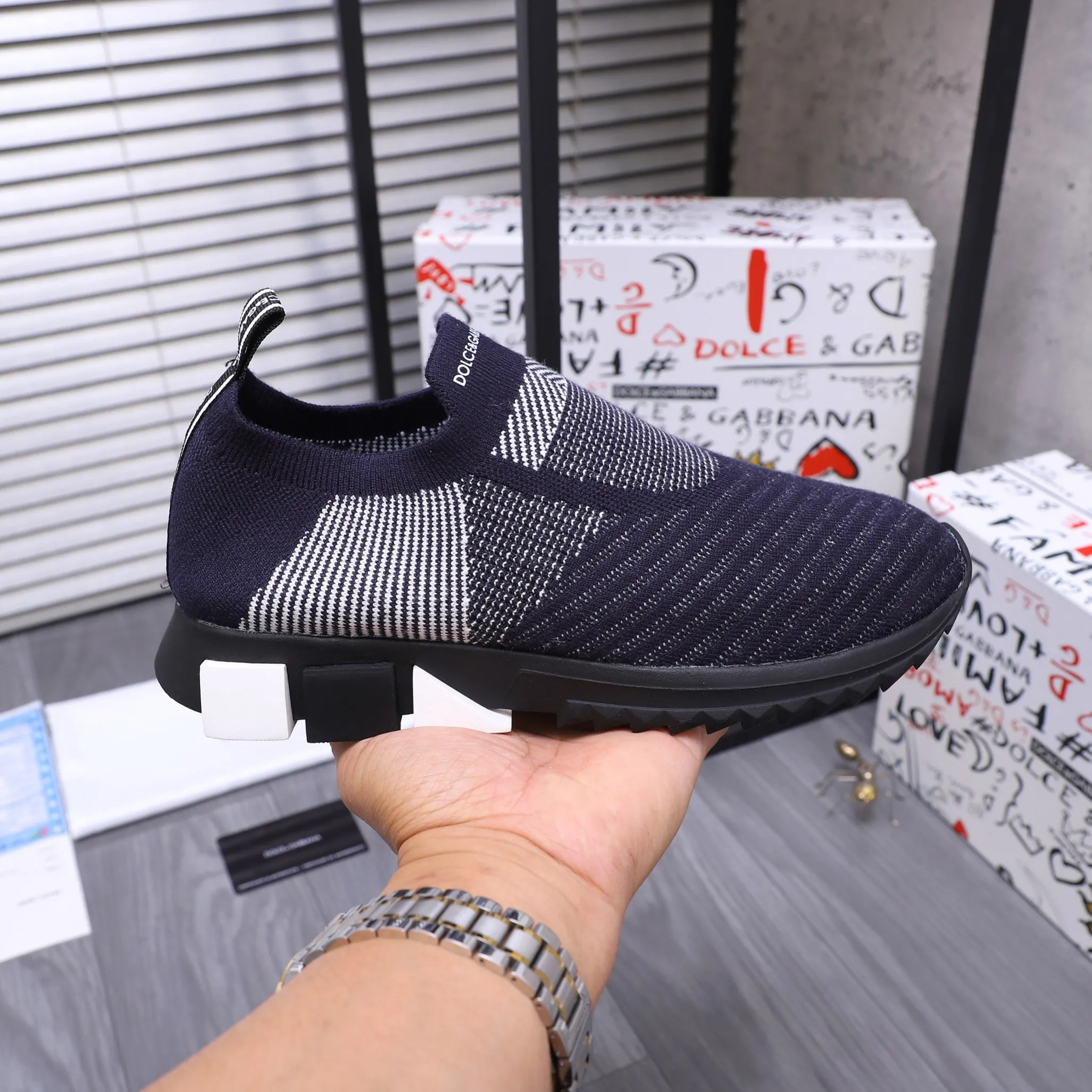 Men's shoes 💰p360 Product trademark: DG (Dolce & Gabbana) casual shoes for couples. Regular size: 36-46 (45.46 is custom-made and non-refundable) Product materials: Selected fly-knit breathable upper, cowhide insole, rubber outsole